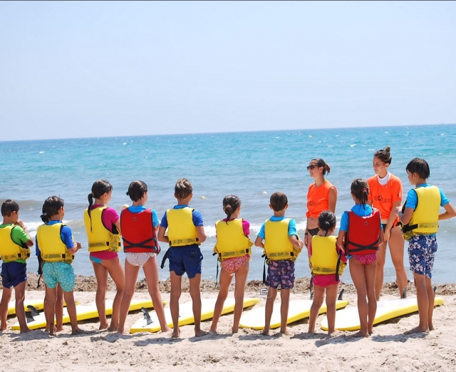 Monitora en la playa con los peques